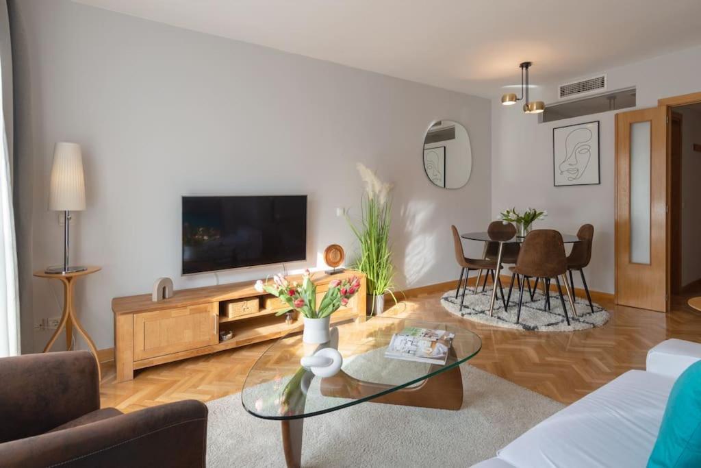 Vivienda Con Zona De Trabajo, Piscina Y Parking Lejlighed Madrid Eksteriør billede