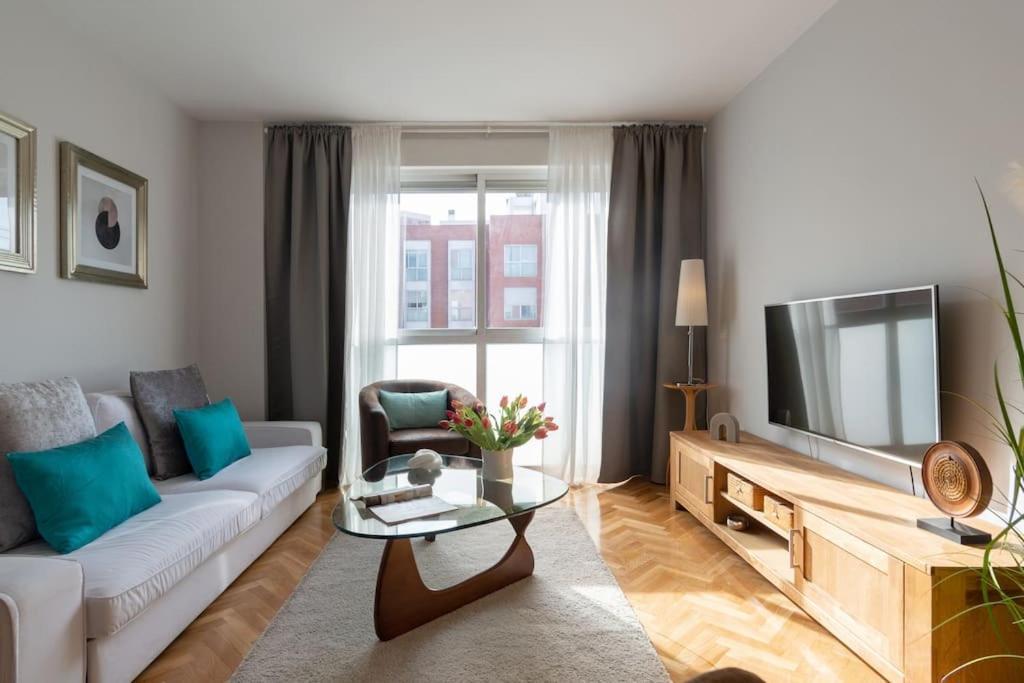 Vivienda Con Zona De Trabajo, Piscina Y Parking Lejlighed Madrid Eksteriør billede