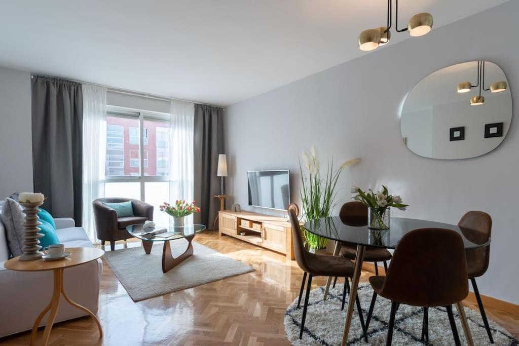 Vivienda Con Zona De Trabajo, Piscina Y Parking Lejlighed Madrid Eksteriør billede