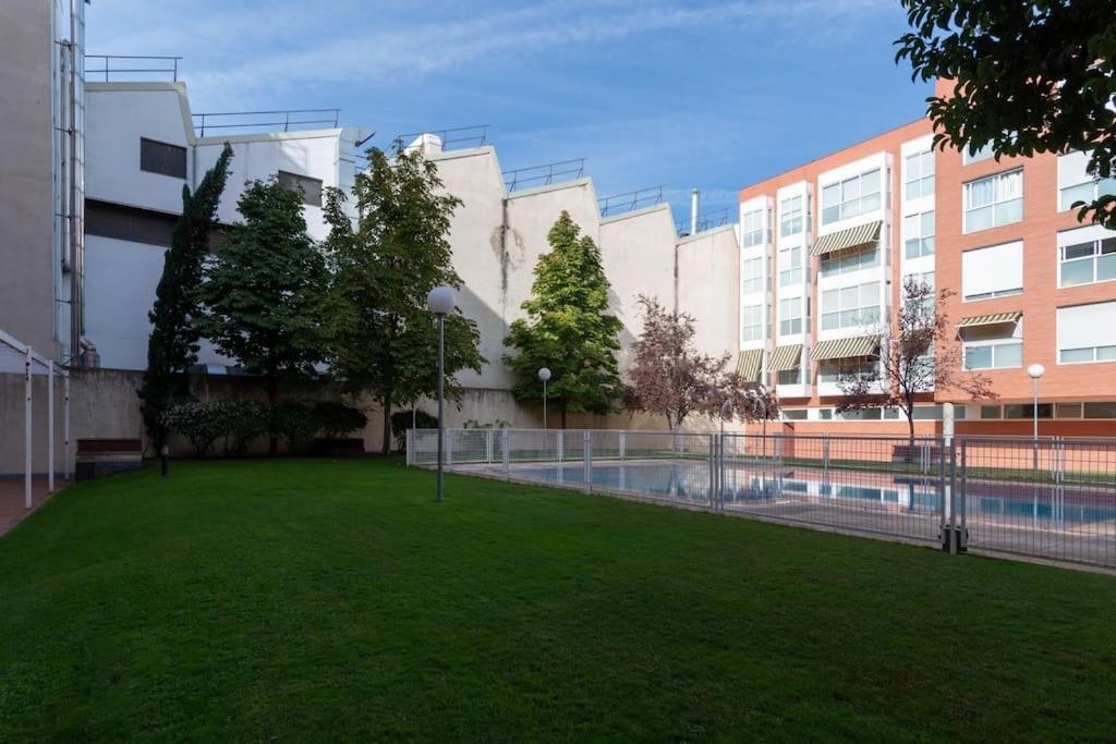 Vivienda Con Zona De Trabajo, Piscina Y Parking Lejlighed Madrid Eksteriør billede